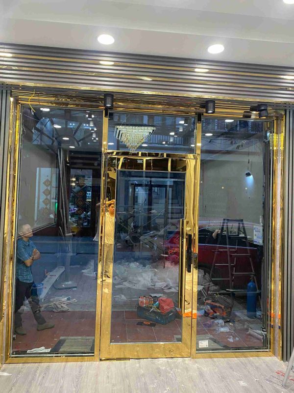 avata cửa kính khung mạ vàng